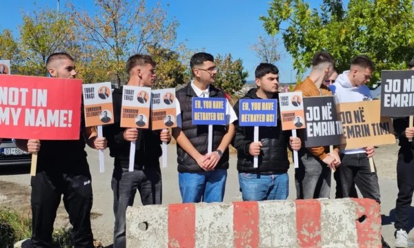 Vizita e Ursula von der Leyen në Kosovë nxit protesta: Të rinjtë mblidhen te Aeroporti i Prishtinës
