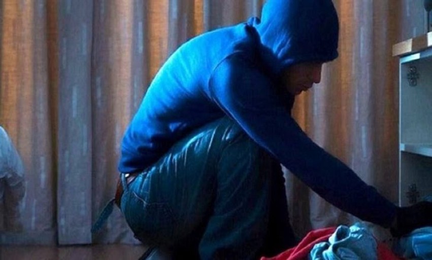 Grabitje e rëndë në Ferizaj: Të panjohurit futen me forcë në shtëpi, marrin armë zjarri, para dhe stoli ari