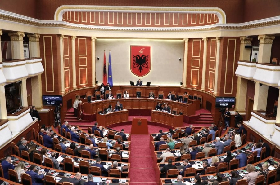 Tensionet në Tiranë: Studentët ‘rrethojnë’ Kuvendin, nis seanca plenare me 14 çështje në rend dite