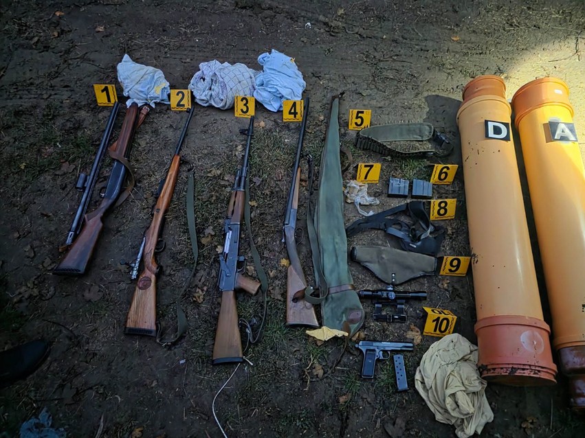 Arsenal armësh i fshehur në Zubin Potok: Policia sekuestron pushkë, revole dhe municion