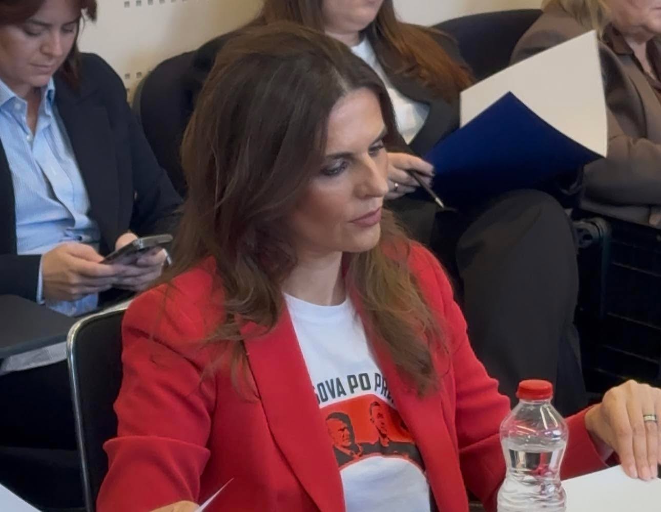 “Kosova po pret” – Vlora Çitaku shfaqet me mesazh të fuqishëm në Kuvend për ish-krerët e UÇK-së