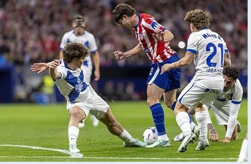 Forma e Julian Alvarez i afrohet Atleticos te kreu, Barcelona mbetet në epërsi minimale