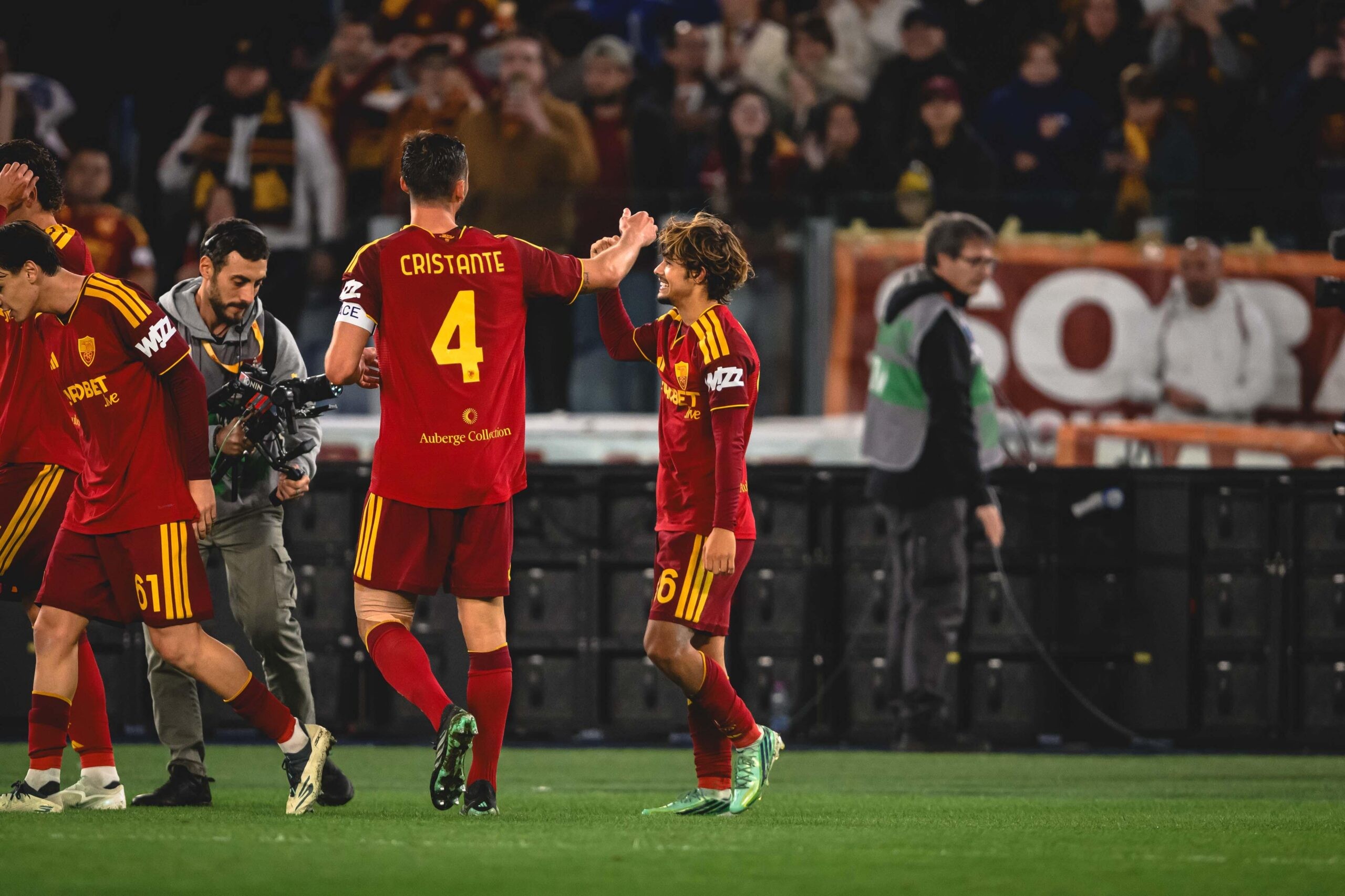Roma ndjek kreun me hap të sigurt, spektakol golash dhe fitore dramatike ndaj Cagliarit