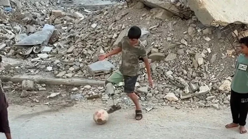Të mosdorëzuarit para fatit: Historia prekëse e 13-vjeçarit nga Gaza që luan futboll me protezë