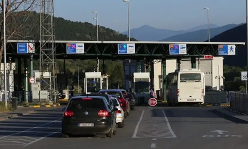 Bllokada në kufirin me Serbinë: Kolona kilometrike dhe pritje deri në katër orë për udhëtarët