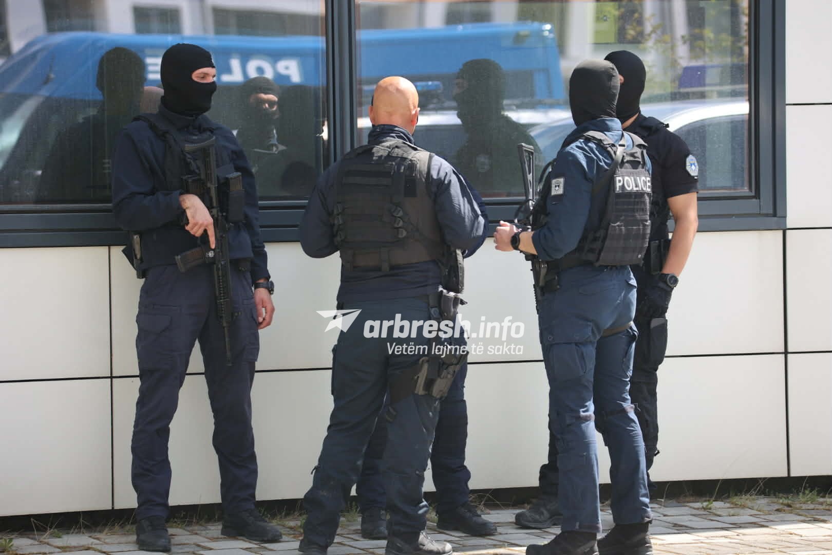 Tentoi t'i shmangej pikave zyrtare, kapet në Leposaviq duke hyrë ilegalisht nga Serbia
