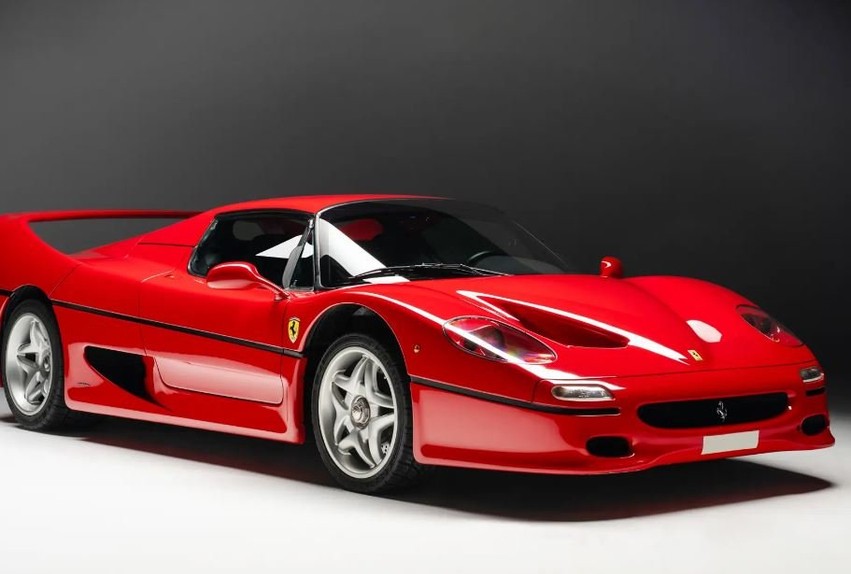 Një Ferrari F50 me vetëm 170 kilometra në odomometër synon një çmim astronomik në ankand