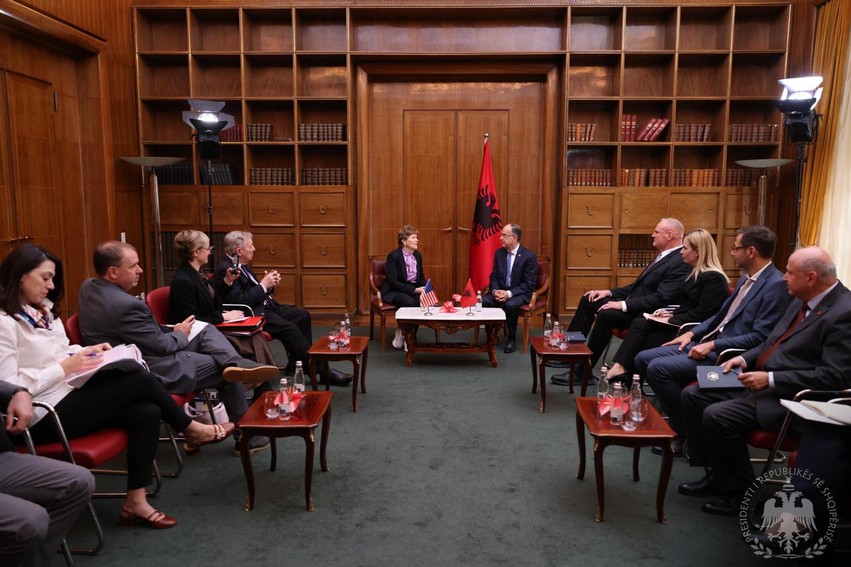 Lidhjet e forta Tiranë-Uashington: Presidenti Begaj nderohet me lartësi senatorët amerikanë Jeanne Shaheen dhe Dick Durbin