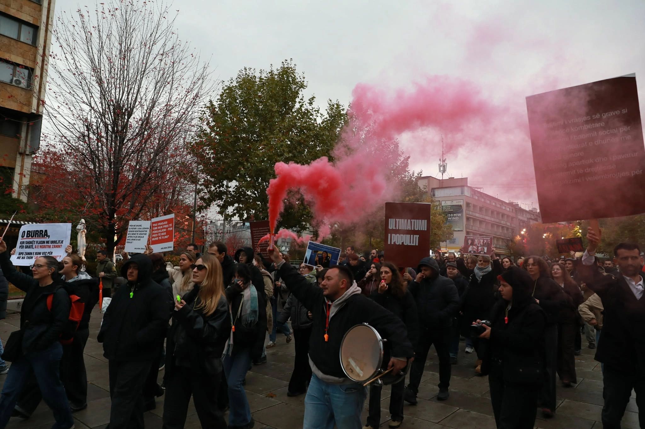 “Pa drejtësi s’ka paqe”: Vijojnë protestat në Prishtinë për tragjedinë e Arlinda Zekajt