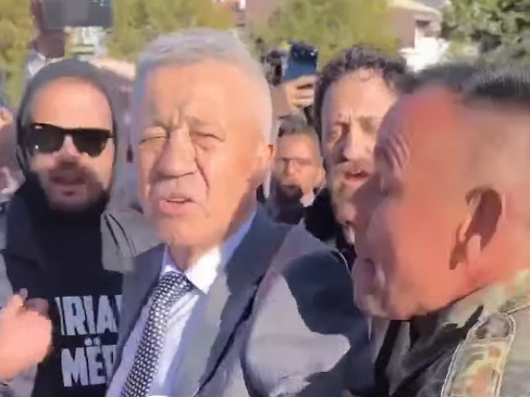 Tensionet para Kuvendit: Protestuesit bllokojnë largimin e deputetit të Vetëvendosjes