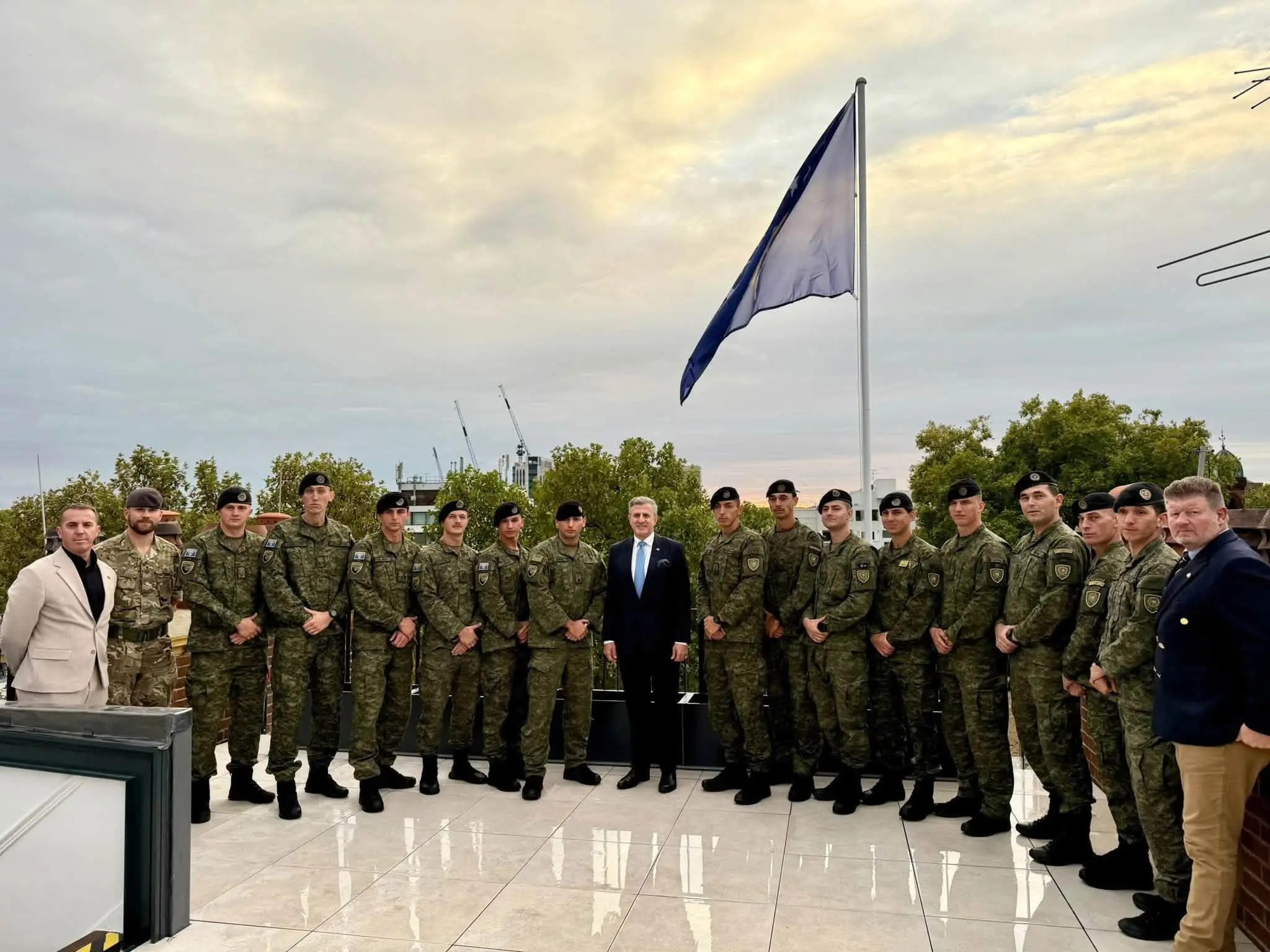 Sukses historik në Britani: Ushtarët e FSK-së ngrisin flamurin e Kosovës në ambasadë pas triumfit në “Cambrian Patrol 2026”