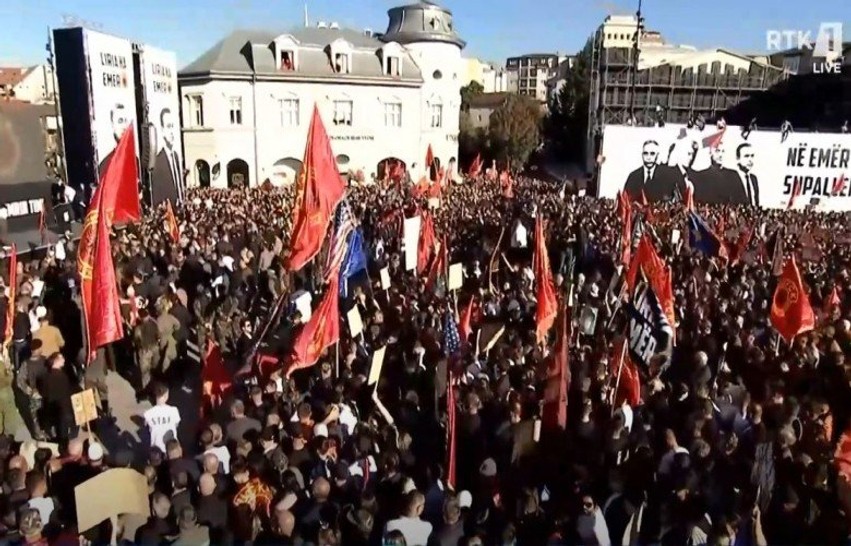 Tubimi masiv në Prishtinë: Nis protesta “Jo në emrin tim” kundër vendimeve të Gjykatës Speciale