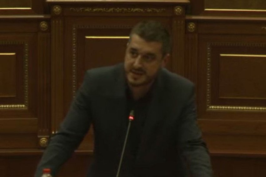 Debat i ashpër në Kuvend për fotografitë e politikanëve me persona të përfshirë në vrasje grash