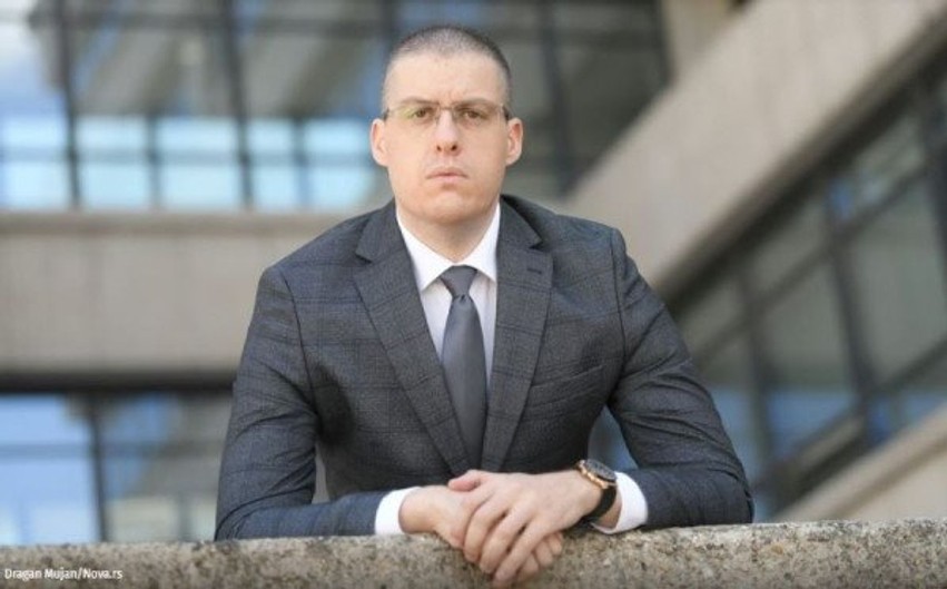 Valë shqetësimesh financiare në Serbi: Avokati denoncon transferimin e dyshimtë të parave jashtë vendit