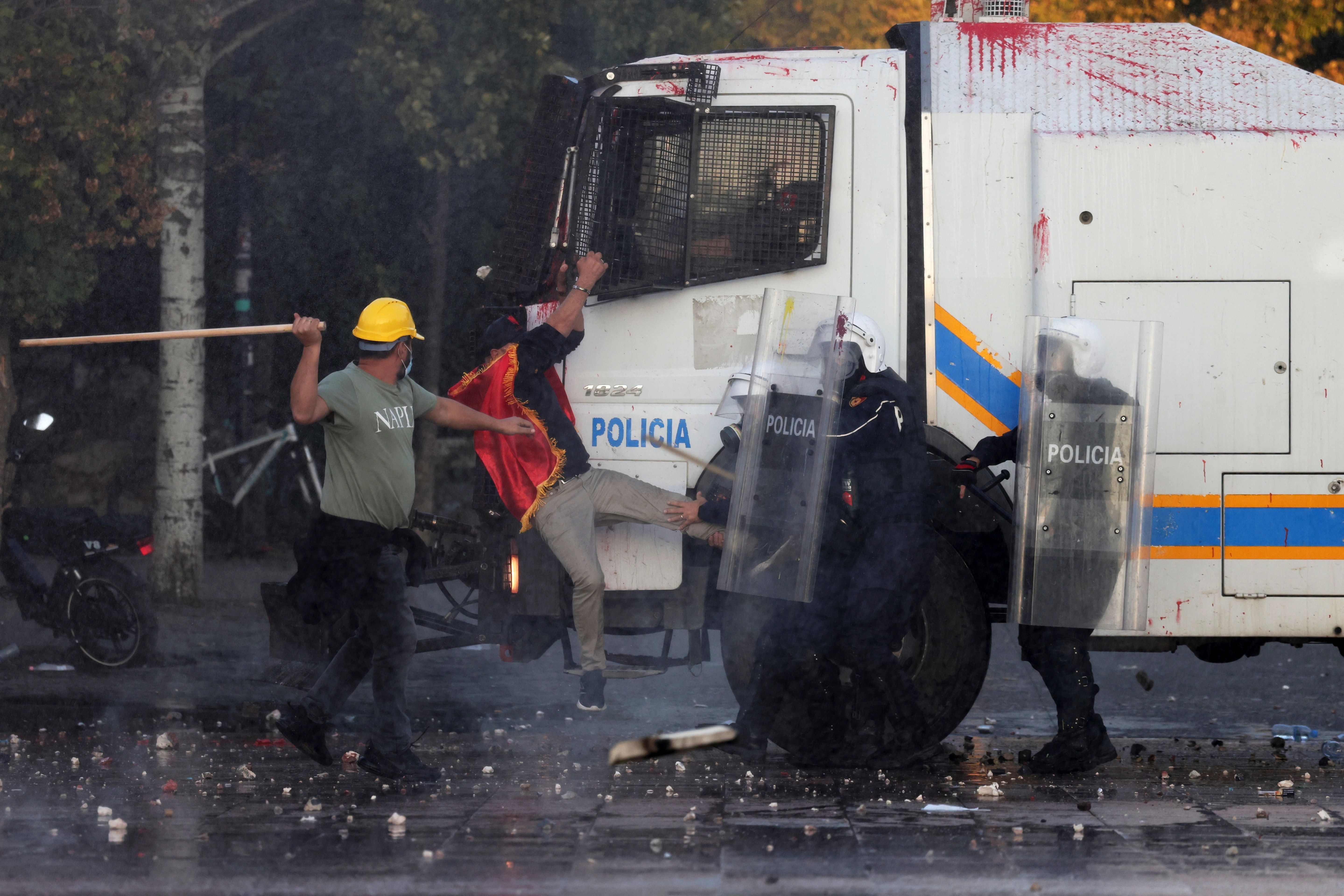 Valë pakënaqësie sociale përfshin Evropën: Protestat masive pushtojnë rrugët nga Shqipëria te Franca